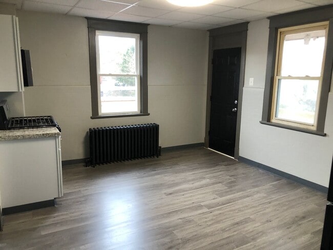 Building Photo - McKees Rocks / Sheraden / Windgap - 1 BR, 2nd floor Apartment - Section 8 Welcome!