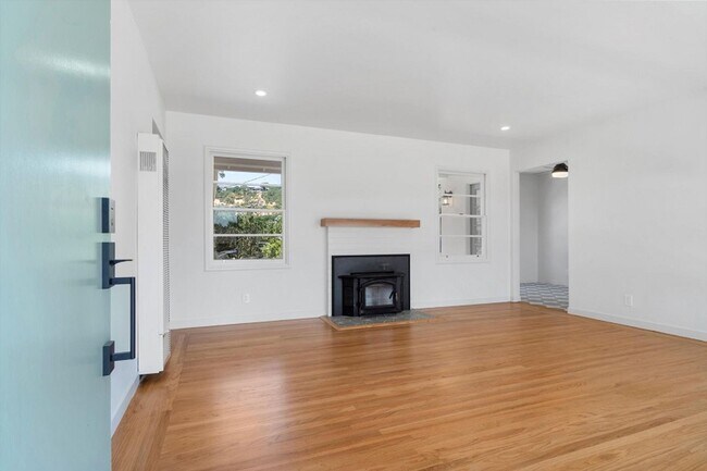 Building Photo - Gorgeous Three Bedroom Alta Heights House