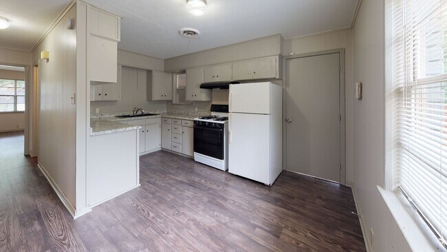 Foto del edificio - 3 Bedroom/1 Bath/2 Car Garage- Home