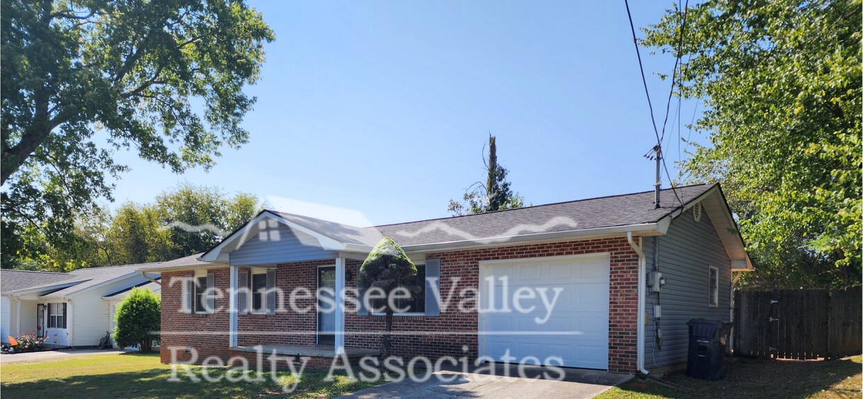 Primary Photo - Spacious 3 Bed 1 and 1/2 Bath Knoxville Ho...