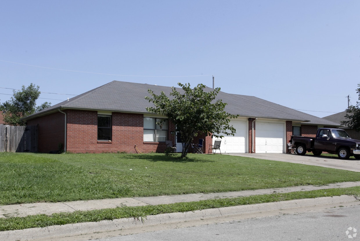 Primary Photo - 1682-2253 Emily Circle Dr