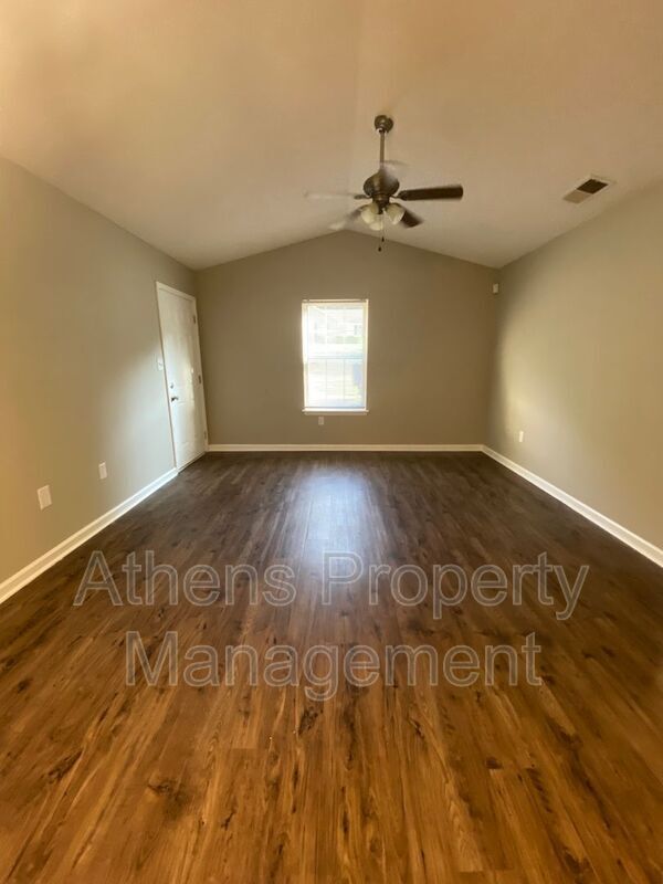 Foto del edificio - 107 Cameron Ct