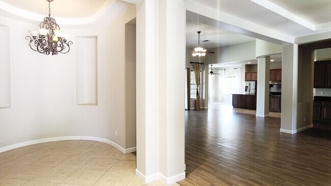 Foto del edificio - 4 or 5 bedroom, 4-car garage home on edge ...