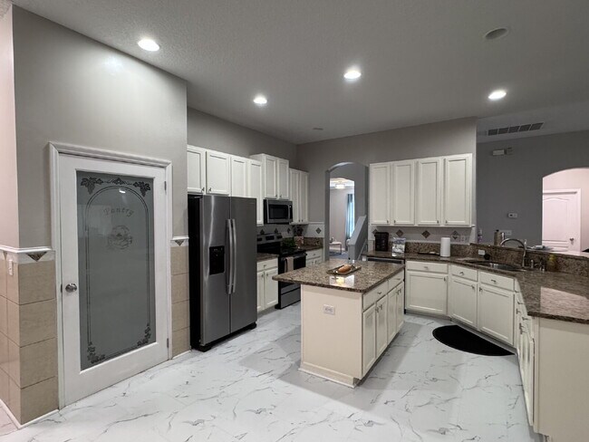 Building Photo - Large Renovated Home in Oakleaf Plantation