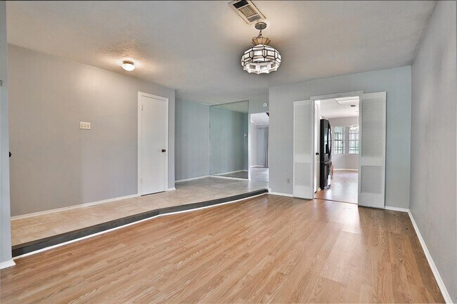 Building Photo - 9235 Kempwood Dr