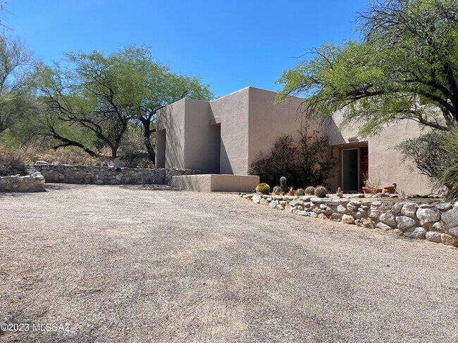 Building Photo - 5625 N Wilmot Rd