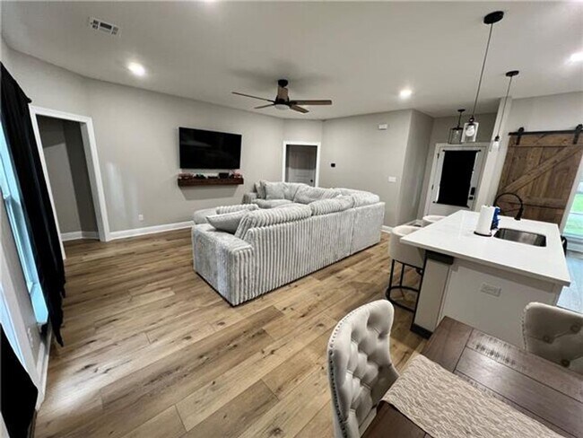 Foto del edificio - Beautiful One year old 3 BR 2 bath home