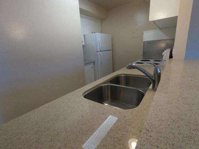 Building Photo - 0 bedroom in Reseda CA 91335