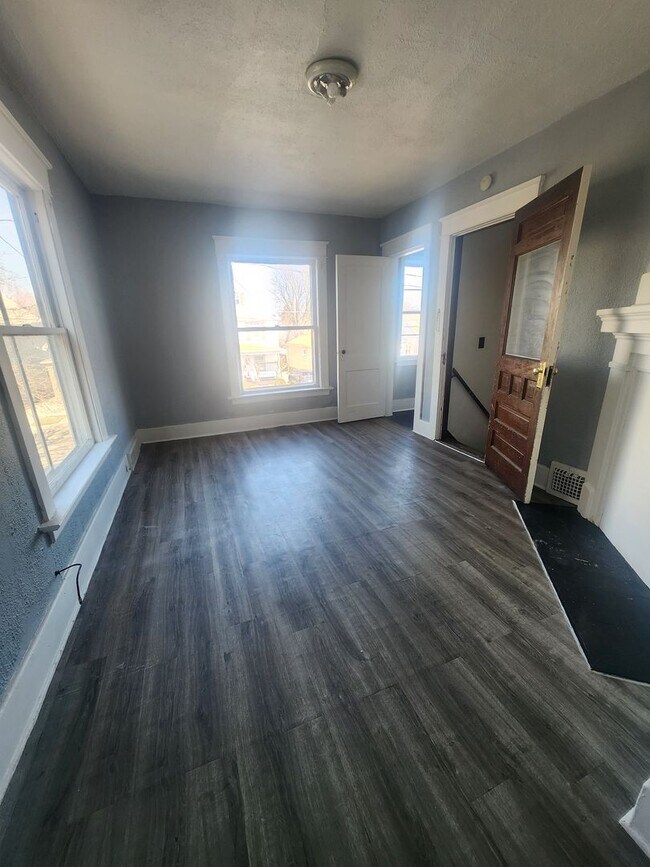 Foto del edificio - Upper 2 bedroom unit