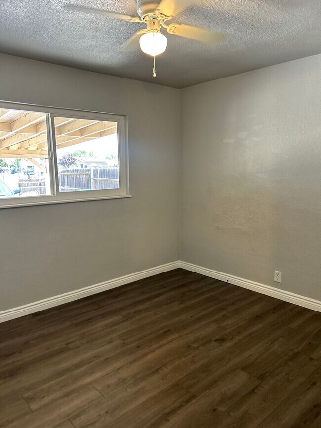 Building Photo - Single Family Home