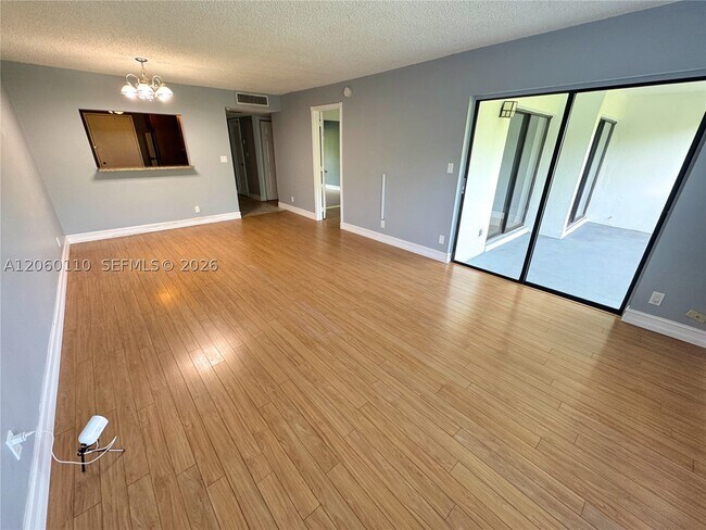 Foto del edificio - 2324 S Cypress Bend Dr