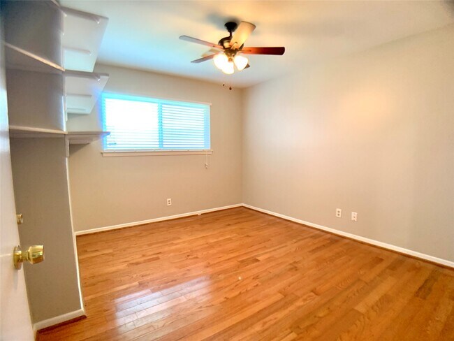 Foto del edificio - 9634 Fairdale Ln