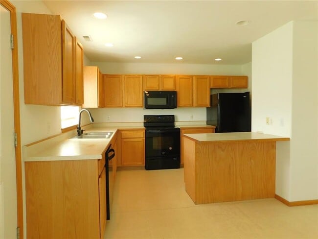 Building Photo - Bright & Spacious Duplex Near Lope Pine Pa...