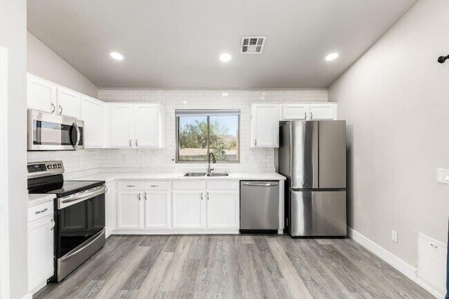 Foto del edificio - 993 S 239th Dr