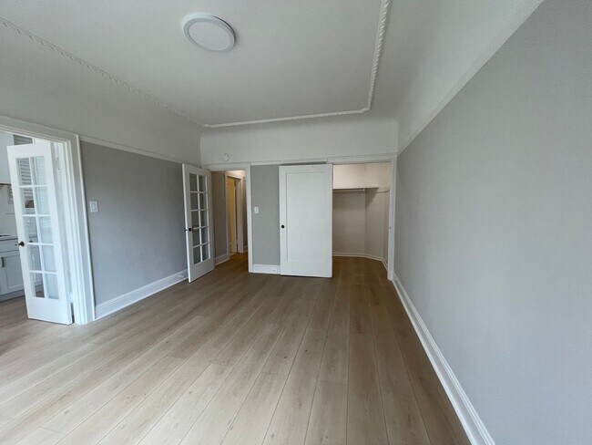 Building Photo - A Beautiful remodeled Large Studio!!