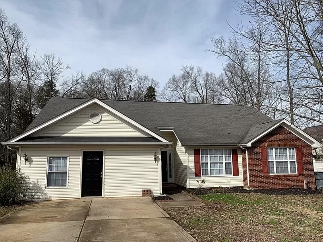 Foto principal - 3 BR 2 BA located in South Charlotte in St...