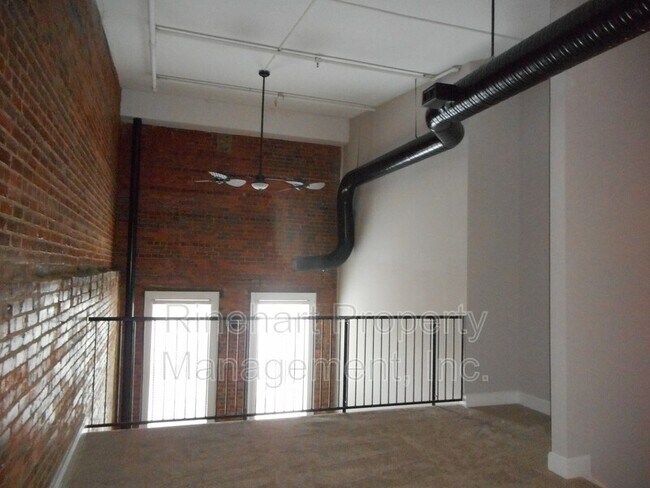 Foto del edificio - 210 E Main St