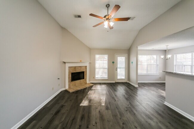 Building Photo - 165 Garden View Dr