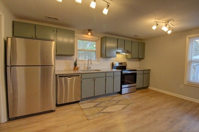 Building Photo - Available early September! Adorable + updated 3 bedroom home with fenced yard, 10 minutes from Do...
