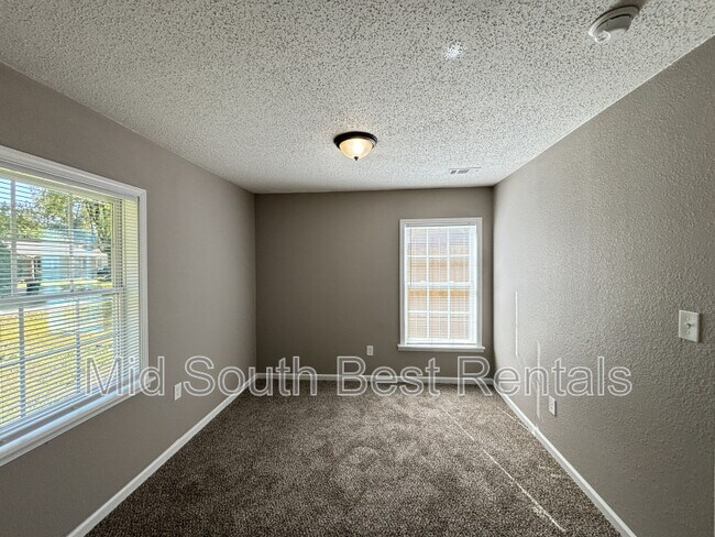 Foto del edificio - 5617 Shamrock Dr