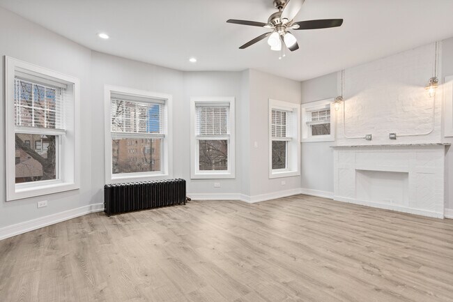 Foto del edificio - 1055 W Glenlake Ave