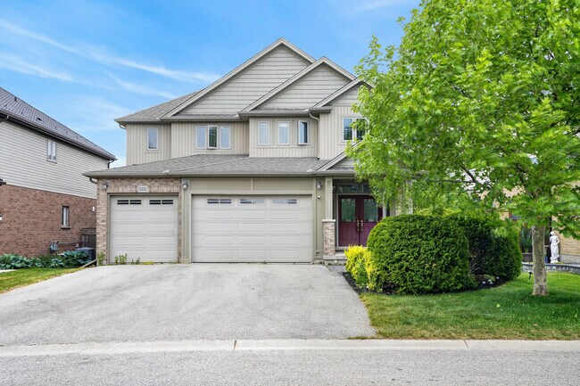 Photo du bâtiment - Spacious 4 Bedroom Executive Home in Desirable North London – Available August 1st!