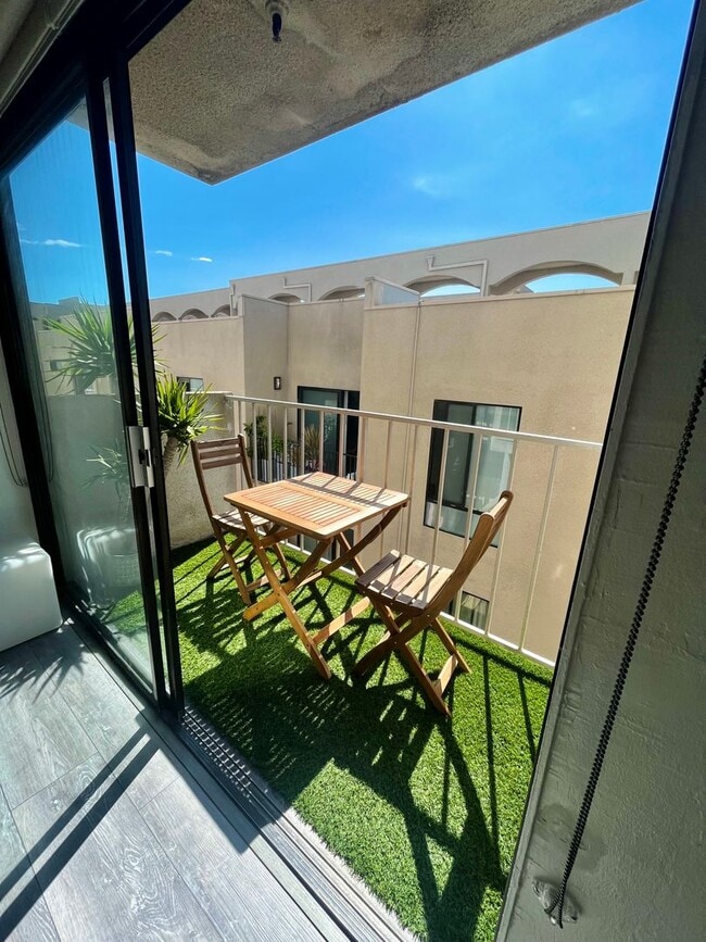 Foto del edificio - Live in Luxury Right on the Bay! Assigned Parking! Peek A Boo Bay View!