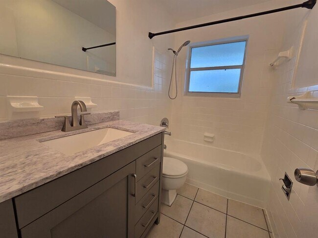 Foto del edificio - 1810 NE 56th St