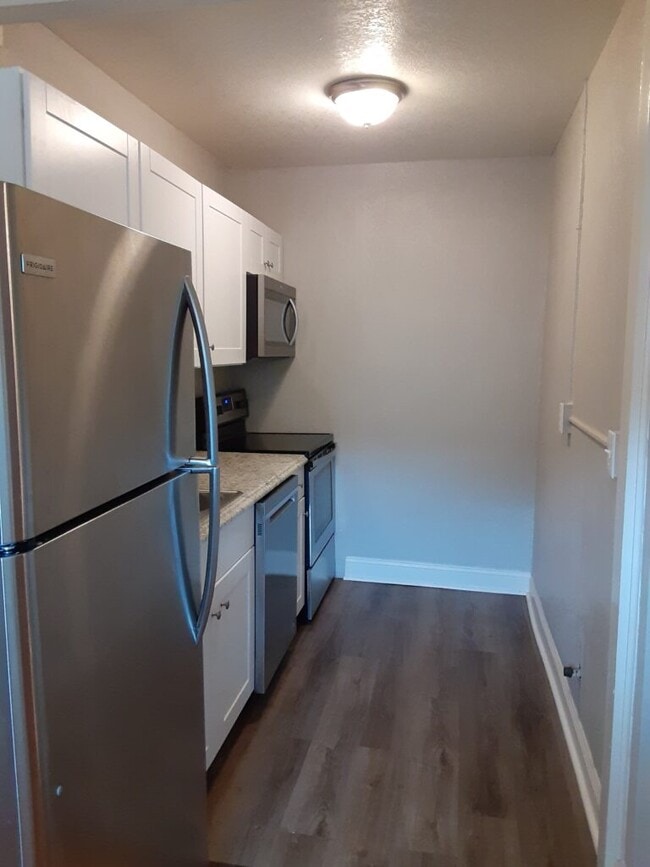 Brookside Plaza Apartments Rentals in Kansas City at 4908 Grand Ave