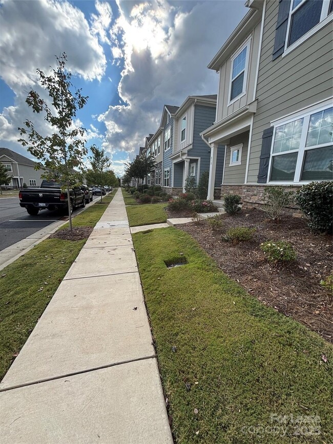 Foto del edificio - 414 Sagecroft Ln