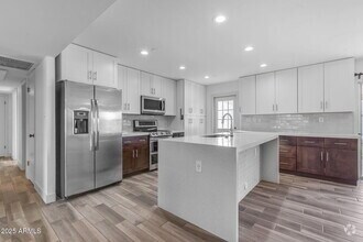 Building Photo - 2447 E La Jolla Dr