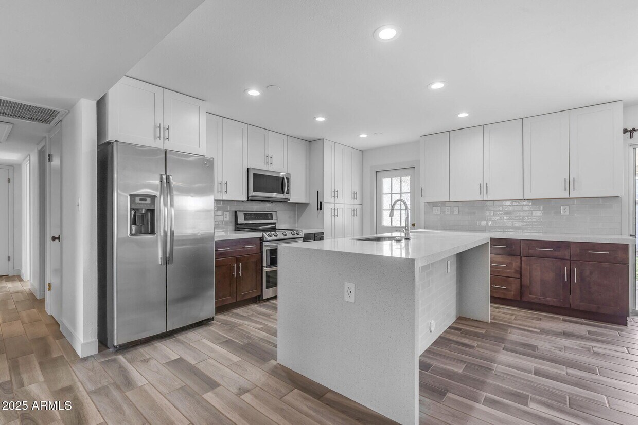 Foto principal - 2447 E La Jolla Dr