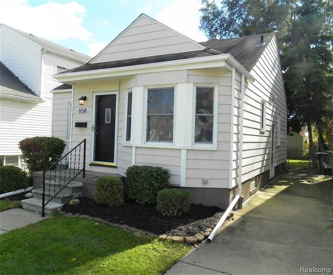 Building Photo - 658 Camden St