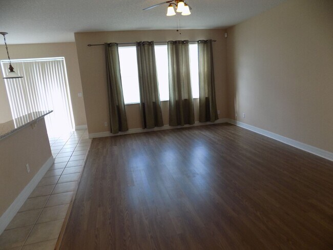 Foto del edificio - BEAUTIFUL 3 BEDROOM, 2 BATH, 3 CAR GARAGE ...