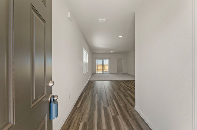 Building Photo - Amazing home ready to move in!