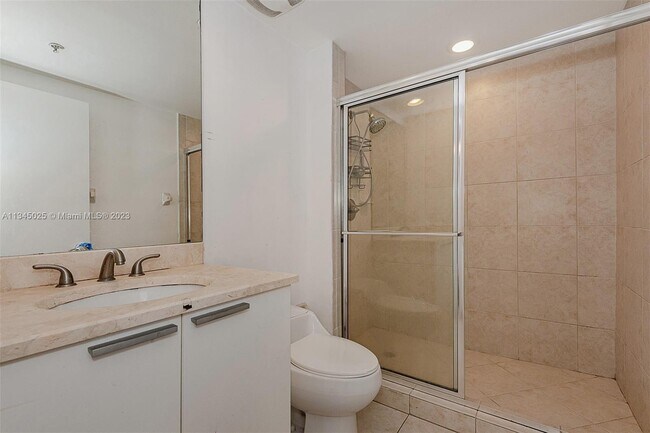 Foto del edificio - 15051 Royal Oaks Ln