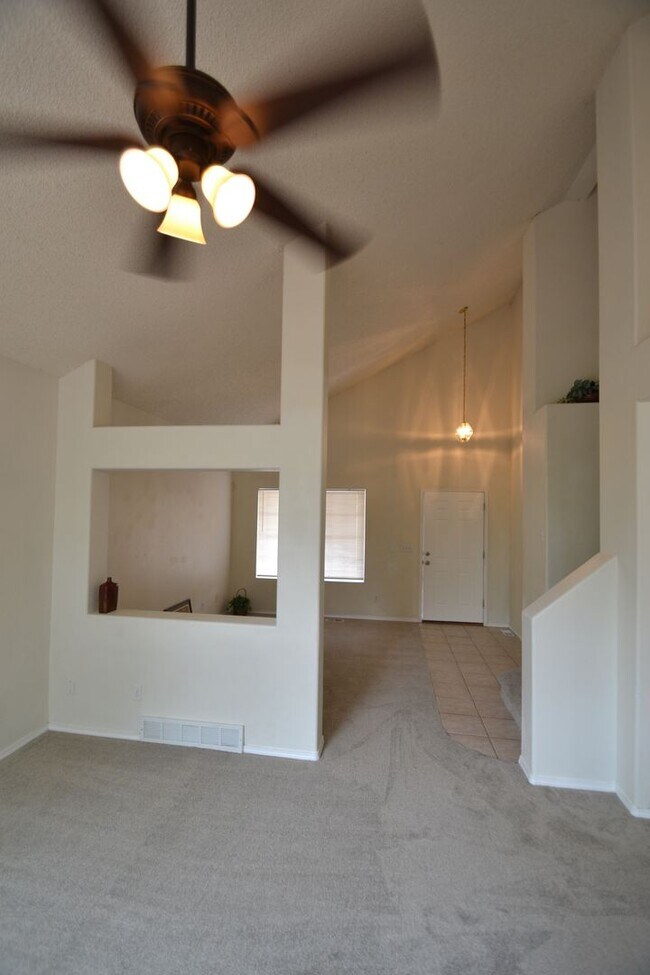 Foto del edificio - 4 bed 3.5 bath with 2 car garage - Availab...