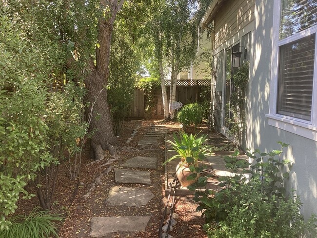 Building Photo - 204 Roosevelt Terrace