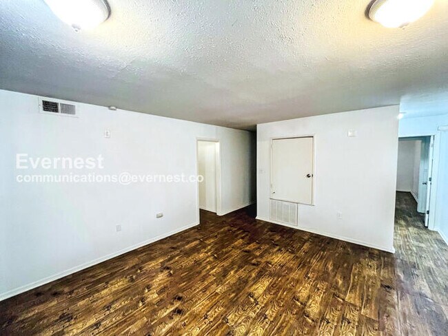 Foto del edificio - 1460 Woody Dr