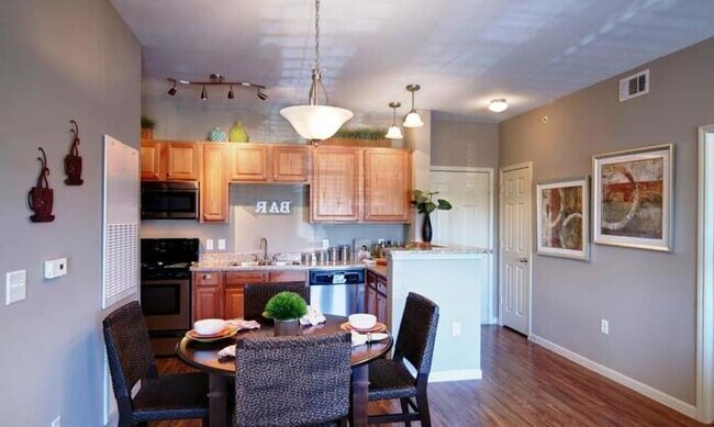 Foto del edificio - 8828 N Riverside Dr