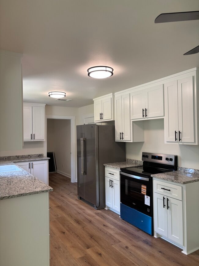 Building Photo - 512 Lakeside Dr