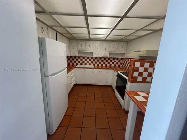 Foto del edificio - 2450 NE 135th St