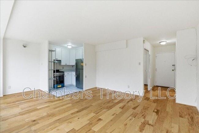 Building Photo - 1210 N Taft St