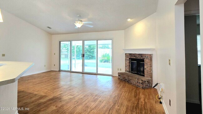 Foto del edificio - 8636 Charlesgate Cir N