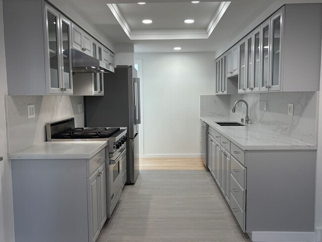 Building Photo - Newly Remodeled Townhouse Available Now!