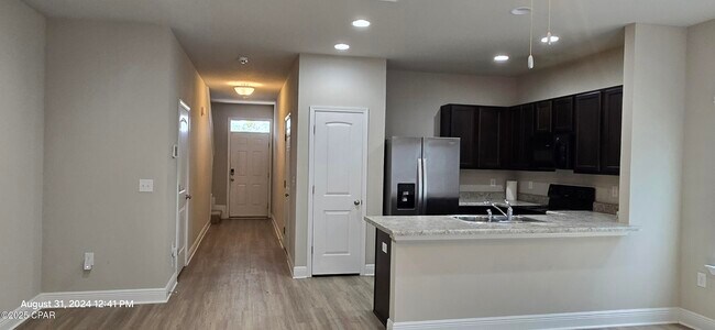 Foto del edificio - 5837 Bay Pl