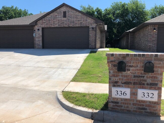 Building Photo - 3 BED 2 BATH 2 car garage DUPLEX great location, granite, luxury vinyl plank and fenced back yards!