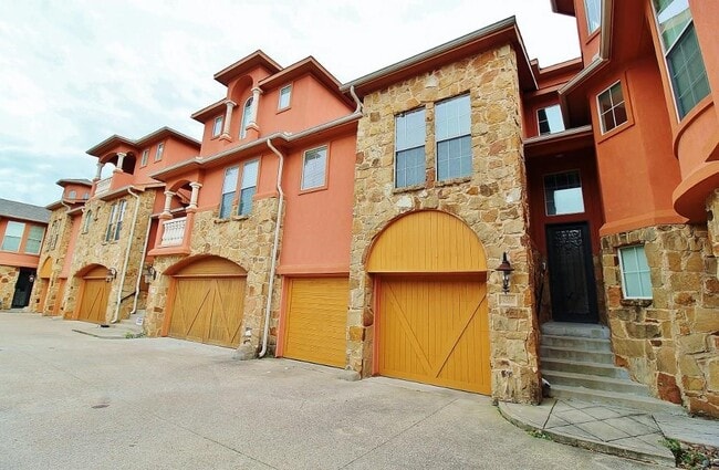 Building Photo - 2625 Villa Di Lago Dr