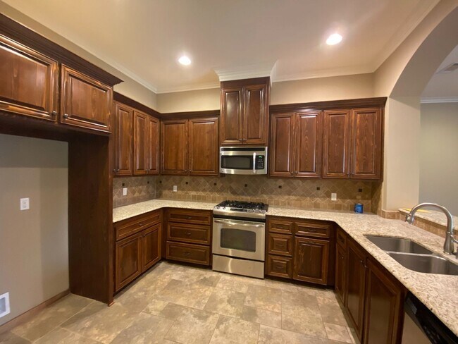 Foto del edificio - 3 BEDROOM HOUSE  off Jefferson near Highland