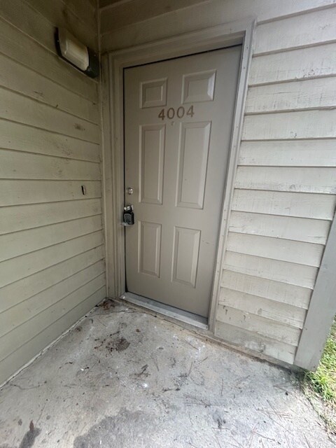 00_Puerta del apartamento - 4004 Village Creek Dr